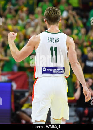 Il Dongguan, la Cina della provincia di Guangdong. 5 Sep, 2019. Domantas Sabonis di Lituania celebra durante il gruppo H match tra la Lituania e Australia al 2019 FIBA World Cup in Dongguan, Cina del sud della provincia di Guangdong, Sett. 5, 2019. Credito: Deng Hua/Xinhua/Alamy Live News Foto Stock