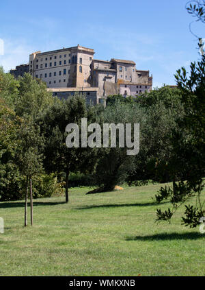 Veduta del Palazzo rinascimentale degli Orsini dal Parco dei Mostri di Bomarzo, Lazio. Foto Stock