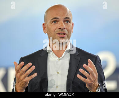 Neuhardenberg, Germania. 04 Sep, 2019. Manfred Harrer, testa di sviluppo del telaio in corrispondenza di Porsche AG, parla al mondo premiere della Porsche Taycan. Credito: Patrick Pleul/dpa-Zentralbild/ZB/dpa/Alamy Live News Foto Stock