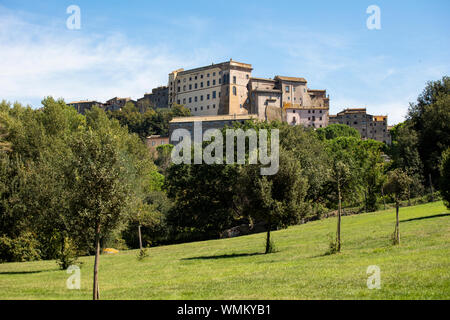 Veduta del Palazzo rinascimentale degli Orsini dal Parco dei Mostri di Bomarzo, Lazio. Foto Stock