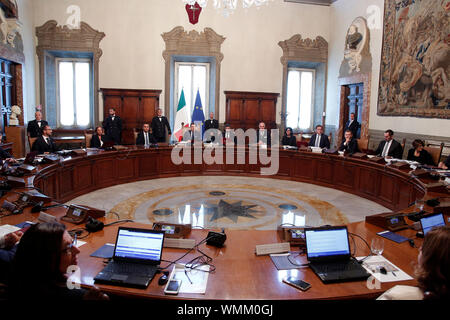 Roma, Italia. 05 Sep, 2019. Giuseppe Conte inizia il primo ministro del Gabinetto suonando il campanello, in una generale vista della tabella di Roma il 5 settembre 2019. Palazzo Chigi. Cerimonia della campana per il nuovo nominato Premier. Foto di Samantha Zucchi Insidefoto Credito: insidefoto srl/Alamy Live News Foto Stock