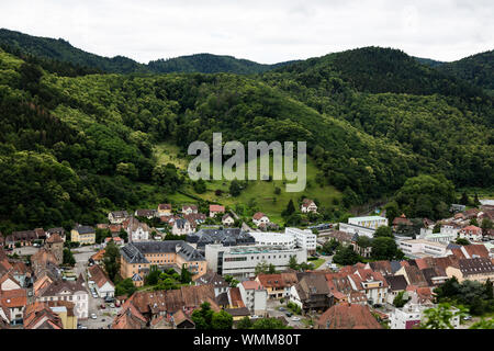 Una veduta aerea di San Jacques Hospital, nella città alsaziana di Thann, Francia, seduti sotto le colline ai piedi delle montagne Vosges. Foto Stock