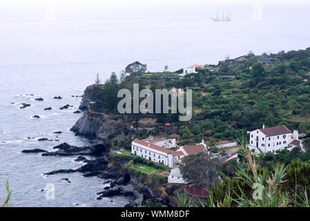 Caravel Sagres passando per la costa vicino Caloura - São Miguel, Azzorre Foto Stock