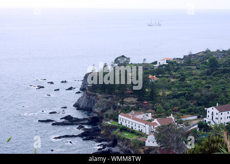 Caravel Sagres passando per la costa vicino Caloura - São Miguel, Azzorre Foto Stock