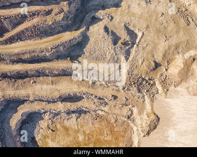 Cava di granito con due escavatori di lavoro alto vista aerea Foto Stock