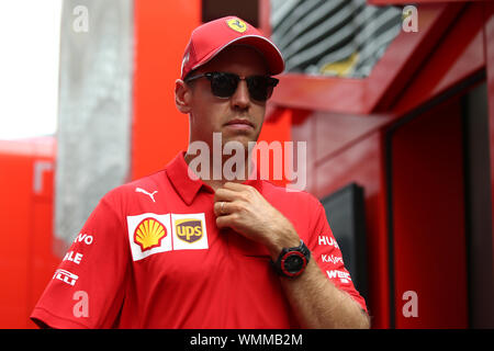 Monza, Italia. 05 Sep, 2019. Monza, Italia. 5 settembre. Formula 1 Gran Premio d'Italia. Sebastian Vettel della Scuderia Ferrari nel paddock durante il Gran Premio di Italia di F1 Credito: Marco Canoniero/Alamy Live News Foto Stock