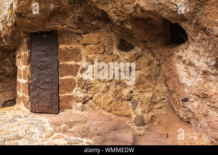 Grotta Antica dimora con metallo arrugginito porta, spazio di archiviazione a barranco seco, Anaga, Tenerife, Isole Canarie, Spagna Foto Stock