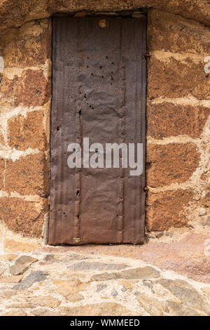 Grotta Antica dimora con metallo arrugginito porta, spazio di archiviazione a barranco seco, Anaga, Tenerife, Isole Canarie, Spagna Foto Stock