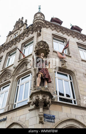 Trier, Germania, rappresentazione in legno di Saint Christopher (Sankt Christophorus) portando il Cristo Bambino in Simeonstrasse street, da L. Piedboeuf Foto Stock