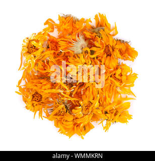 Essiccata la calendula fiori isolati su sfondo bianco. Le erbe medicinali. Vista dall'alto. Foto Stock