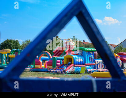 Grossziethen, Germania - 1 Settembre 2019: parco giochi con castelli gonfiabili su un prato a romp per bambini nella campagna di Berlino. Foto Stock