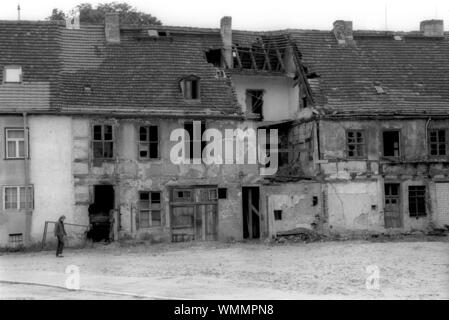 01 gennaio 1990, Berlino e Potsdam: Brandeburgo/RDT/Early 1990 Nauen in Havelland, fatiscente città vecchia // ricostruzione/migliore qualità possibile dell'immagine, la data esatta non è nota. Foto: Paul Glaser/dpa-Zentralbild/ZB Foto Stock