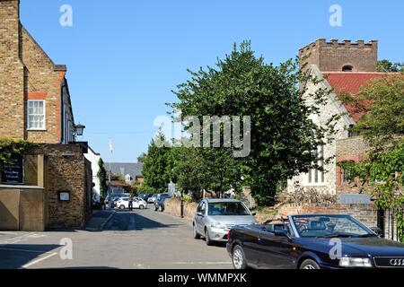 Piazza della chiesa a Shepperton village Surrey in Inghilterra REGNO UNITO Foto Stock