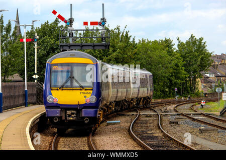Turbostar DMU si diparte Harrogate stazione ferroviaria Foto Stock