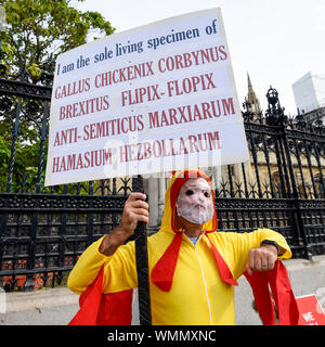 Londra, Regno Unito. Il 5 settembre 2019. Un manifestante vestito come un pollo indossa un Jeremy Corbyn maschera. Brexit simpatizzanti e sostenitori Anti-Brexit protesta al di fuori del Parlamento il giorno dopo Boris Johnson, Primo Ministro, non è riuscito a ottenere un sostegno in House of Commons per uno snap elezione generale, durante il quale il sig. Johnson di cui al signor Corbyn come un pollo clorurato. Credito: Stephen Chung / Alamy Live News Foto Stock