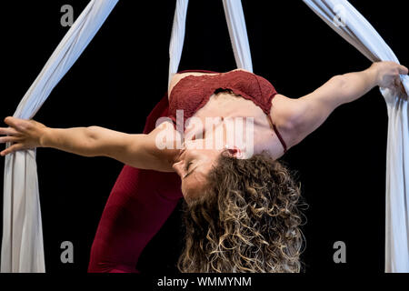 Danza aerea bellezza Foto Stock