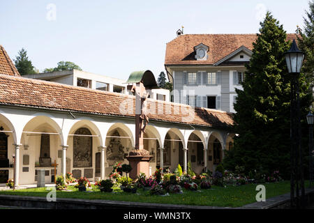 Il cimitero e chiostro presso la Hofkirche San Leodegar a Lucerna, Svizzera. Foto Stock