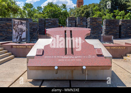 Hector Peterson Memorial al di fuori del progetto Hector Pieterson Museum, Orlando West, Johannesburg, Sud Africa, Foto Stock