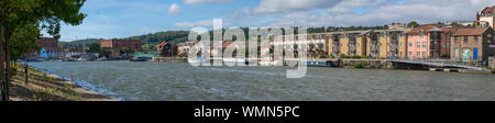 Vista panoramica di Bristol Docks mostra il tabacco vecchi magazzini, Bristol, Regno Unito Foto Stock