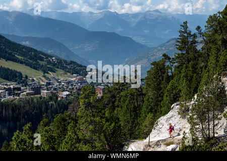 Una donna passeggiate su un sentiero di cresta in alta quota su Dent du Villard vicino a Courchevel nelle Alpi francesi. Foto Stock