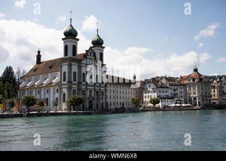 La barocca Chiesa Gesuita lungo il Fiume Reuss nella città vecchia di Lucerna, Svizzera. Foto Stock