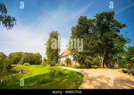 Casa sul Lago di Bank in autunno. Paesaggio di campagna nei pressi di un famoso resort lettone di Sigulda, Lettonia, Regione di Vidzeme, Turaida Museum Riserva, Europa Foto Stock