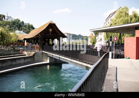 Lo storico ponte coperto Spreuer con la diga di Wir e ago sul fiume Reuss a Lucerna, Svizzera. Foto Stock