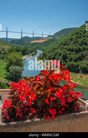 Il borgo medievale di Peyre con il viadotto di Millau in background. Questo è i mondi più alto ponte, progettato da Norman Foster. Foto Stock