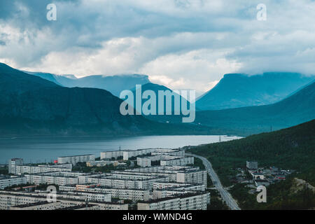 Vista di Kirovsk la sera dalla stazione sciistica Foto Stock