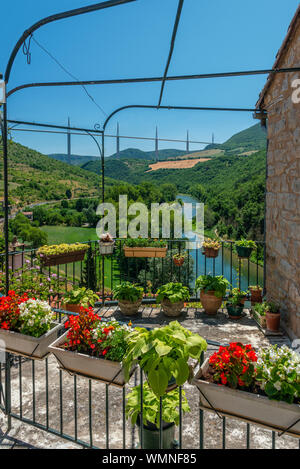 Il borgo medievale di Peyre con il viadotto di Millau in background. Questo è i mondi più alto ponte, progettato da Norman Foster. Foto Stock