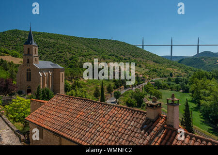 Il borgo medievale di Peyre con il viadotto di Millau in background. Questo è i mondi più alto ponte, progettato da Norman Foster. Foto Stock