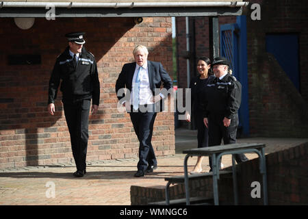 Il primo ministro Boris Johnson con Home Secretary Priti Patel, sergente Annette Twigg e West Yorkshire Police CHIEF CONSTABLE John Robins durante una visita a West Yorkshire dopo che il governo ha promesso di £ 750 milioni di ieri nel corso della revisione di spese per finanziare il primo anno di un piano per reclutare un extra 20.000 funzionari di polizia. Foto di PA. Picture Data: giovedì 5 settembre 2019. Vedere PA storia di assunzione di polizia. Foto di credito dovrebbe leggere: Danny Lawson/PA FILO Foto Stock