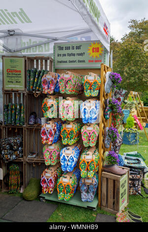 Display colorato e flip-flop in una fase di stallo a settembre 2019 Wisley Garden Flower Show al giardino RHS Wisley, Surrey, sud-est Inghilterra Foto Stock