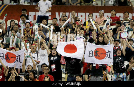 Shanghai, Cina. 5 Sep, 2019. Gli appassionati di Giappone il tifo per il team durante il gruppo e corrispondenza tra il Giappone e gli Stati Uniti al 2019 FIBA World Cup a Shanghai in Cina orientale, sul Sett. 5, 2019. Credito: Chen Fei/Xinhua/Alamy Live News Foto Stock