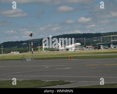 Swiss International Airlines aereo il decollo dall'aeroporto di Zurigo Foto Stock