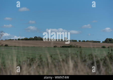 I campi in un paesaggio di bellezza laterale su una giornata d'estate con dolci colline downs Foto Stock