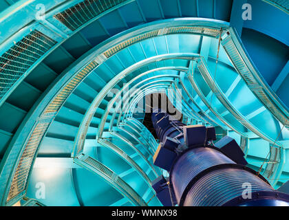 Blu colorata scala a spirale all'interno del Louis Stokes ala del Cleveland Public Library in downtown Cleveland Ohio Foto Stock