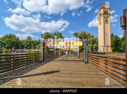 I visitatori si attraversa il ponte sul fiume Spokane vicino alla torre dell orologio al maiale annuale nel Parco festival nel centro di Spokane Washington Foto Stock