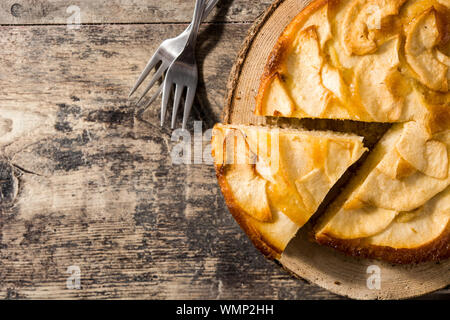 In casa fetta di torta di mele sul tavolo di legno. Spazio di copia Foto Stock