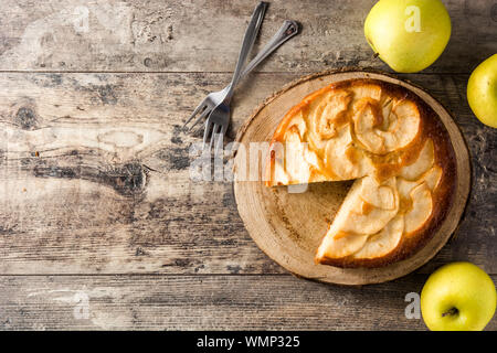 In casa fetta di torta di mele sul tavolo di legno. Vista dall'alto. Spazio di copia Foto Stock