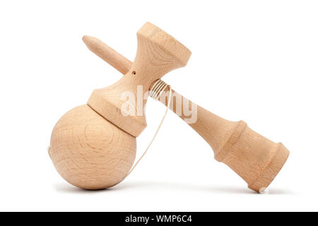 Kendama, su sfondo bianco. Kendama è un antico tradizionale giapponese del giocattolo di legno. Foto Stock