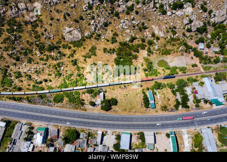 Vista aerea del treno e ferrovia a Ca Na zona cittadina, Ninh Thuan, Vietnam Foto Stock