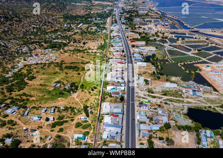 Vista aerea del treno e ferrovia a Ca Na zona cittadina, Ninh Thuan, Vietnam Foto Stock