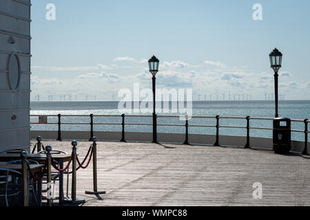 Worthing Pier in una giornata di sole in Worthing, West Sussex. Foto Stock