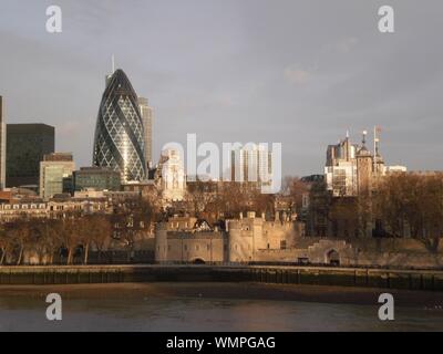 Regina di torre con l'orizzonte finanziario in background in Londra. Dicembre 26, 2011. Londra, Inghilterra, l'Europa. Viaggi Turismo Street Photography Foto Stock