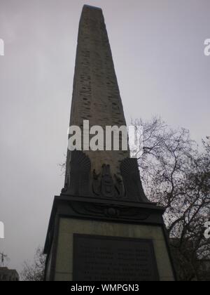 Obelisco meraviglioso chiamato gli aghi di Cleopatra in Londra. Dicembre 26, 2011. Londra, Inghilterra, l'Europa. Viaggi Turismo Street Photography Foto Stock