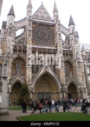 Facciata principale della Abbazia di Westminster risalente all XI secolo a Londra. Dicembre 26, 2011. Londra, Inghilterra, l'Europa. Viaggi Turismo Street fotografi Foto Stock