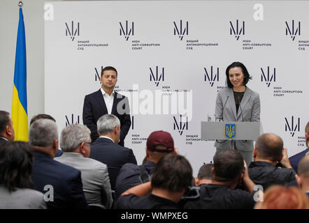 Giudice, Olena Tanasevych (R) parla durante il lancio della Alta Corte anticorruzione a Kiev in Ucraina. Foto Stock