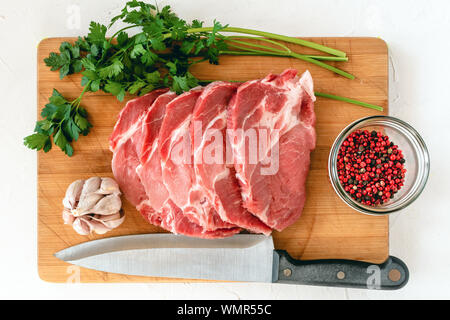 Carne di maiale cruda collo di tagli di carne con spezie Foto Stock