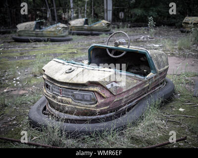 Abbandonato rusty autoscontro (aka dodgems, vetture bumping, schivare auto, auto focoso) nel Pripjat Amusement Park, Chernobyl Zona di esclusione, Ucraina Foto Stock